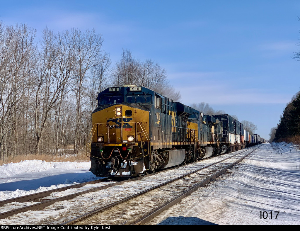 CSX 916 on I017